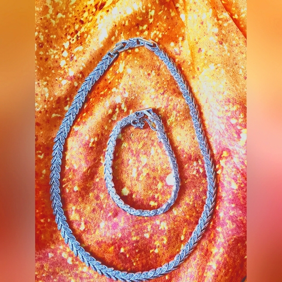 D'Orlan Vintage Laurel Leaf Necklace and Bracelet Set - Picture 1 of 11